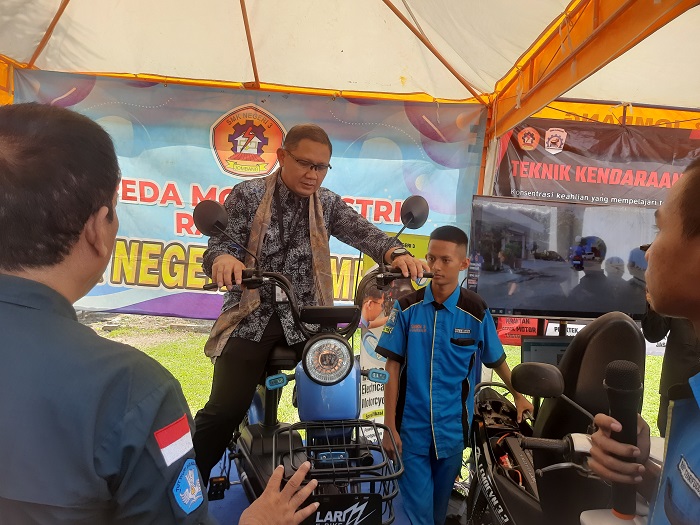 INOVASI: Kepala Dinas Pendidikan Provinsi Jawa Timur Aries Agung Paewai, mencoba motor listrik rakitan siswa SMKN 3 Jombang (4/10).