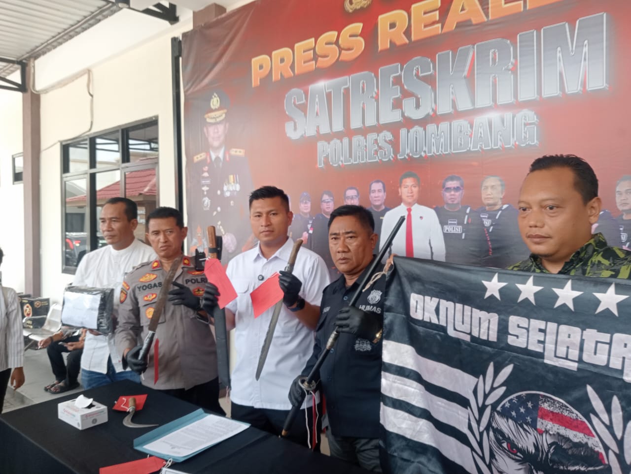 Polisi menunjukkan barangbukti yang disita dari para remaja  yang jadi gangster dengan nama Oknum Selatan Kota