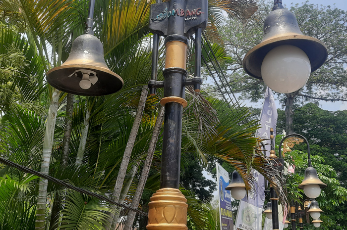 Salah satu lampu trotoar Gus Dur Jombang yang pecah