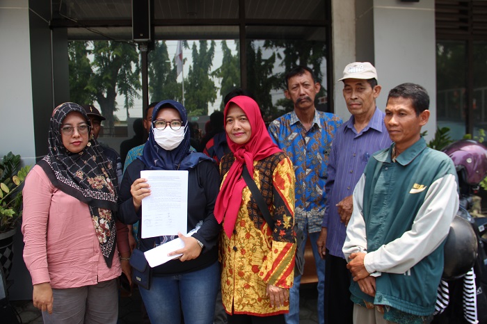 Sejumlah warga Dusun Budug Desa Tugusumberjo Kecamatan Peterongan mendatangi kantor Dinas Penanaman Modal Dan Pelayanan Terpadu Satu Pintu (DPMPTSP), Selasa (8/10).