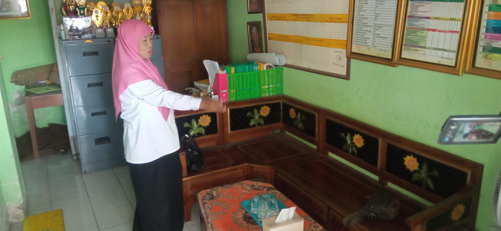 Kepala TK ABA Desa Bandarkedungmulyo menunjukkan lokasi pencurian yang menimpa lembaganya.
