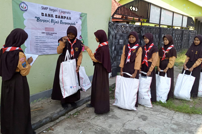 Kegiatan bank sampah Berseri Bijak Bersampah di SMPN 1 Jogoroto Jombang