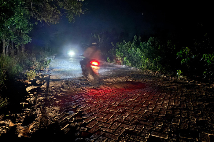 Jalan kabupaten alternatif Jombang - Lamongan di  Desa Pengampon, Kabuh yang kondisinya rusak.