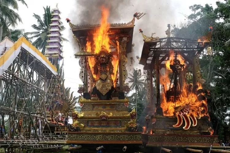 Tradisi Ngaben di Suku Bali