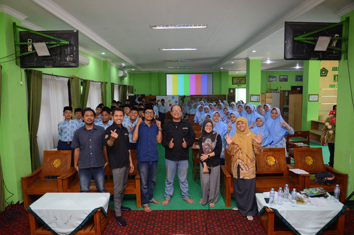 Pemateri Ngaju Jurnalistik berfoto bersama guru dan Siswa MTsN 3 Jombang