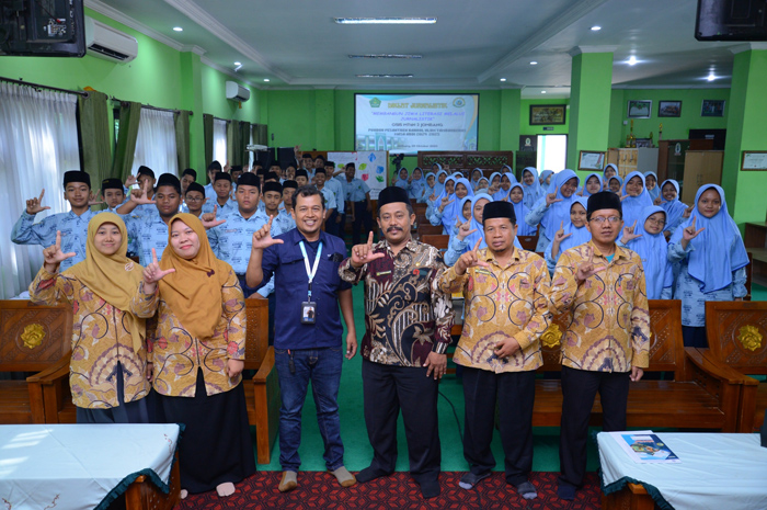 Waka Bidang Kesiswaan MTsN 3 Jombang, Masruri, bersama guru dan General Manager Jawa Pos Radar Jombang, Sulton Arif.