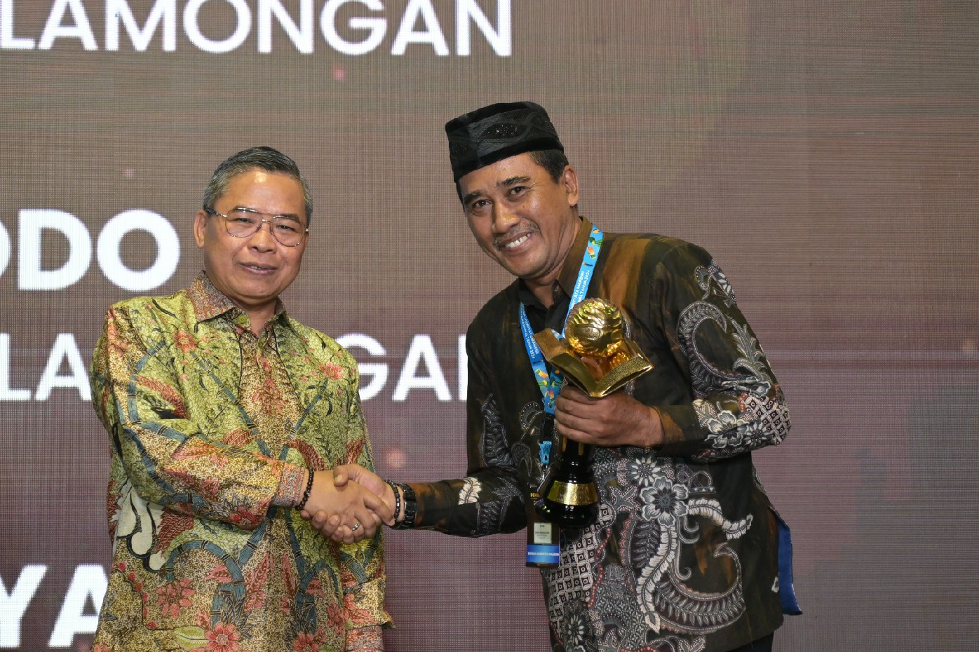 Kepala SMPN 3 Mojoagung, Zainul Arifin, menerima penghargaan sekolah Adiwiyata Mandiri dari Wakil Menteri Lingkungan Hidup dan Kehutanan (KLHK), Alue Dohong MSc PhD, di Jakarta, Rabu (2/10).