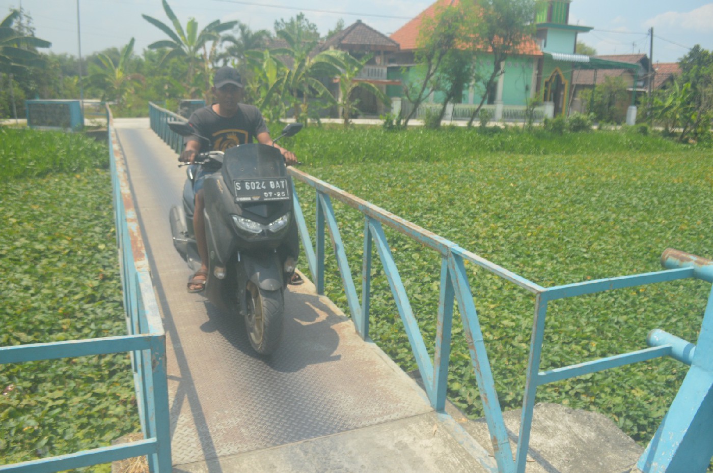 Kondisi jembatan Kudubanjar Jombang yang menyempit karena rusak