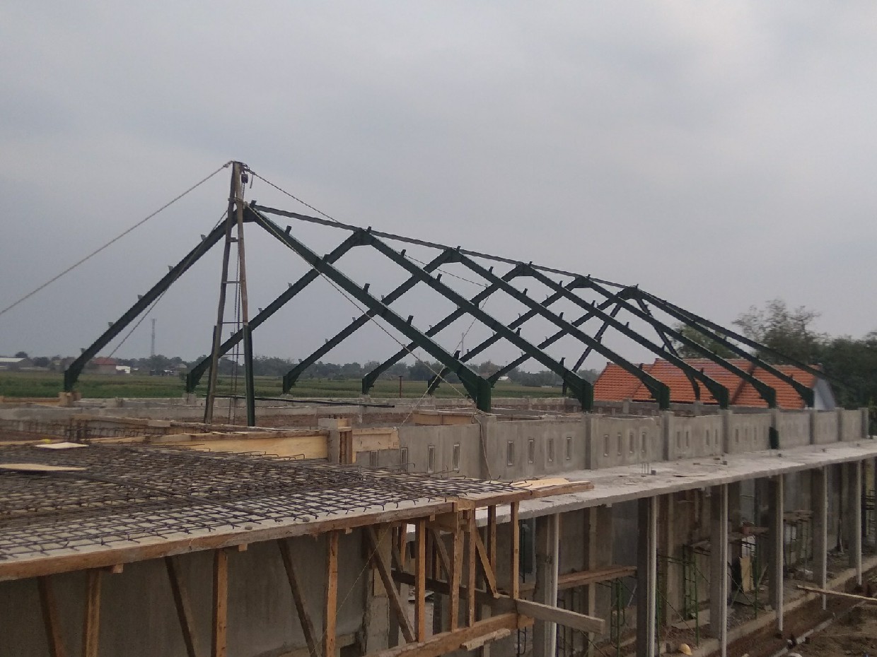 Proyek pembangunan kantor Kecamatan Diwek Jombang yang kini masuk ke pekerjaan atap