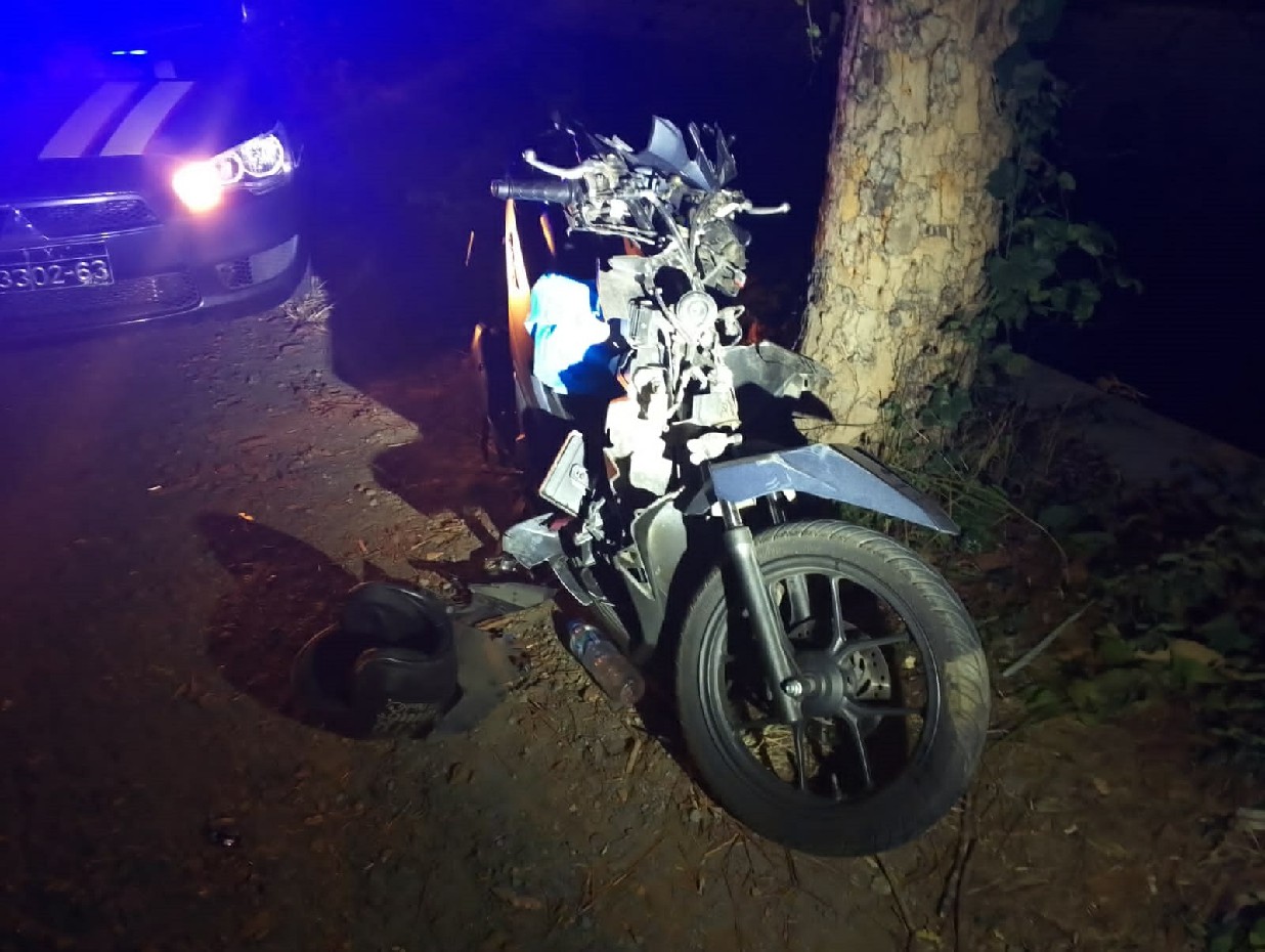 Kondisi motor korban rusak parah usai menabrak truk parkir di Jl Raya Betek, Mojoagung Jombang