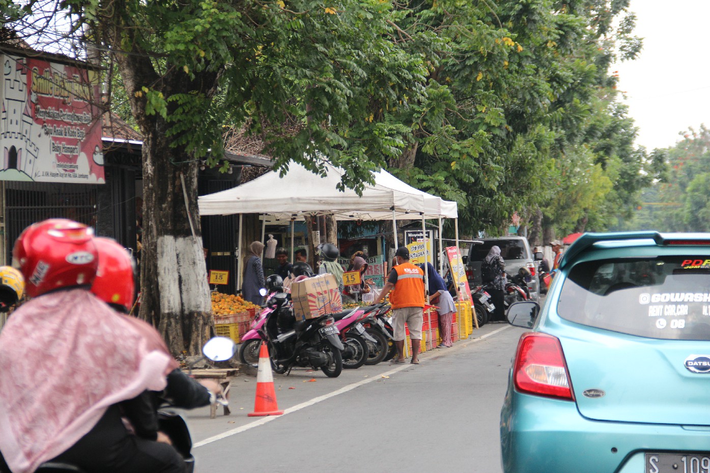 PKL yang kembali menjamur di Jl KH Hasyim Asyari Jombang dan memakan bahu jalan