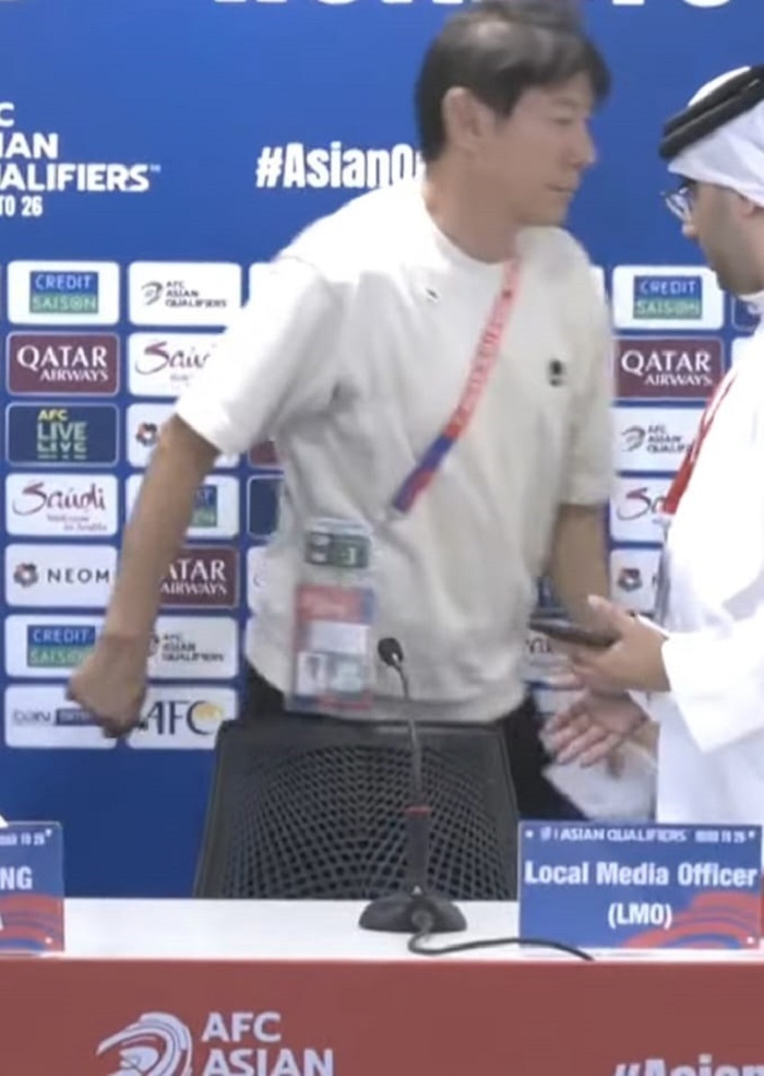 Momen pelatih Timnas Indonesia Shin Tae Yong menolak berjabat tangan dengan official bBahrain karena kecewa hasil pertandingan