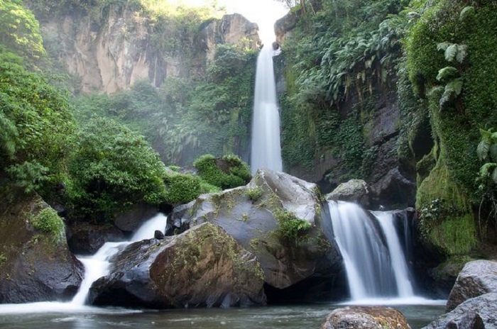 ilustrasi air terjun yang bisa jadi rekomendasi lokasi liburan kamu di Malang