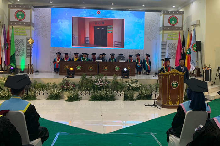 Ketua STIKES Pemkab Jombang Dr Ririn Probowati SKp Mkes saat memimpin prosesi wisuda.
