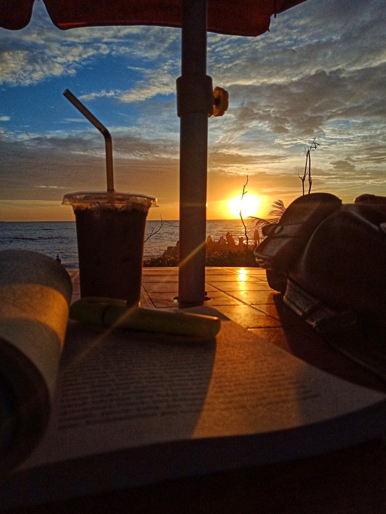 Ilustrasi kafe di saat senja. ini beberapa rekomendasinya di Jombang