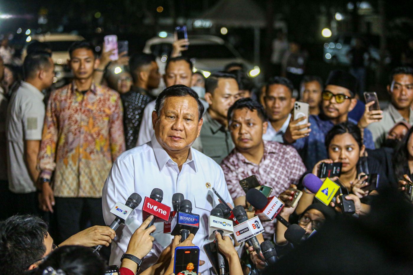 Presiden Terpilih Prabowo Subianto menyampaikan keterangan pers usai melakukan pertemuan dengan sejumlah tokoh di kediamannya di Kertanegara, Jakarta Selatan, Senin (14/10/2024).