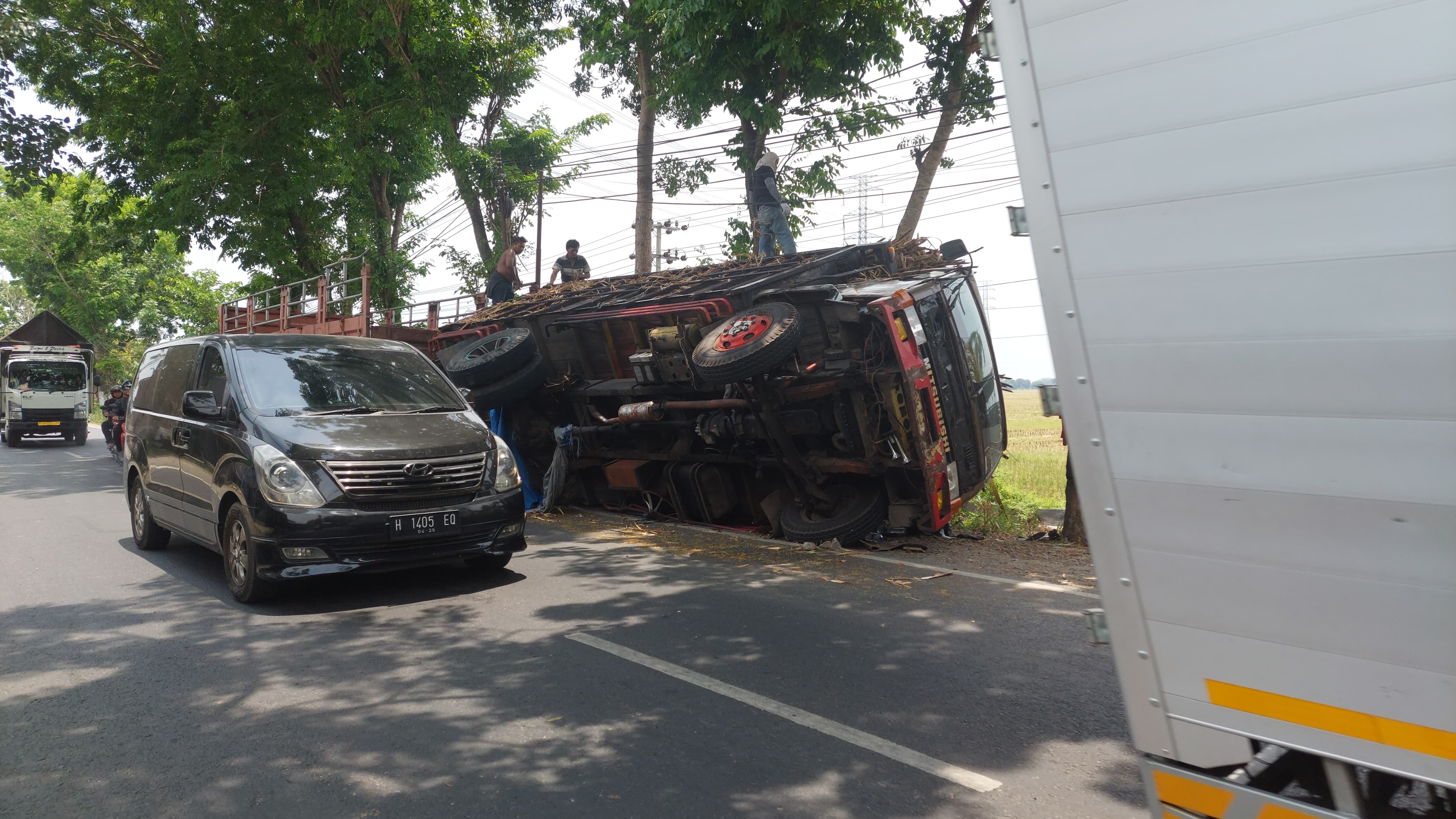 Kondisi truk tebu yang ambruk di pinggir Jalan Provinsi Tembelang Jombang masih teronggok hingga Selasa (15/10) siang.
