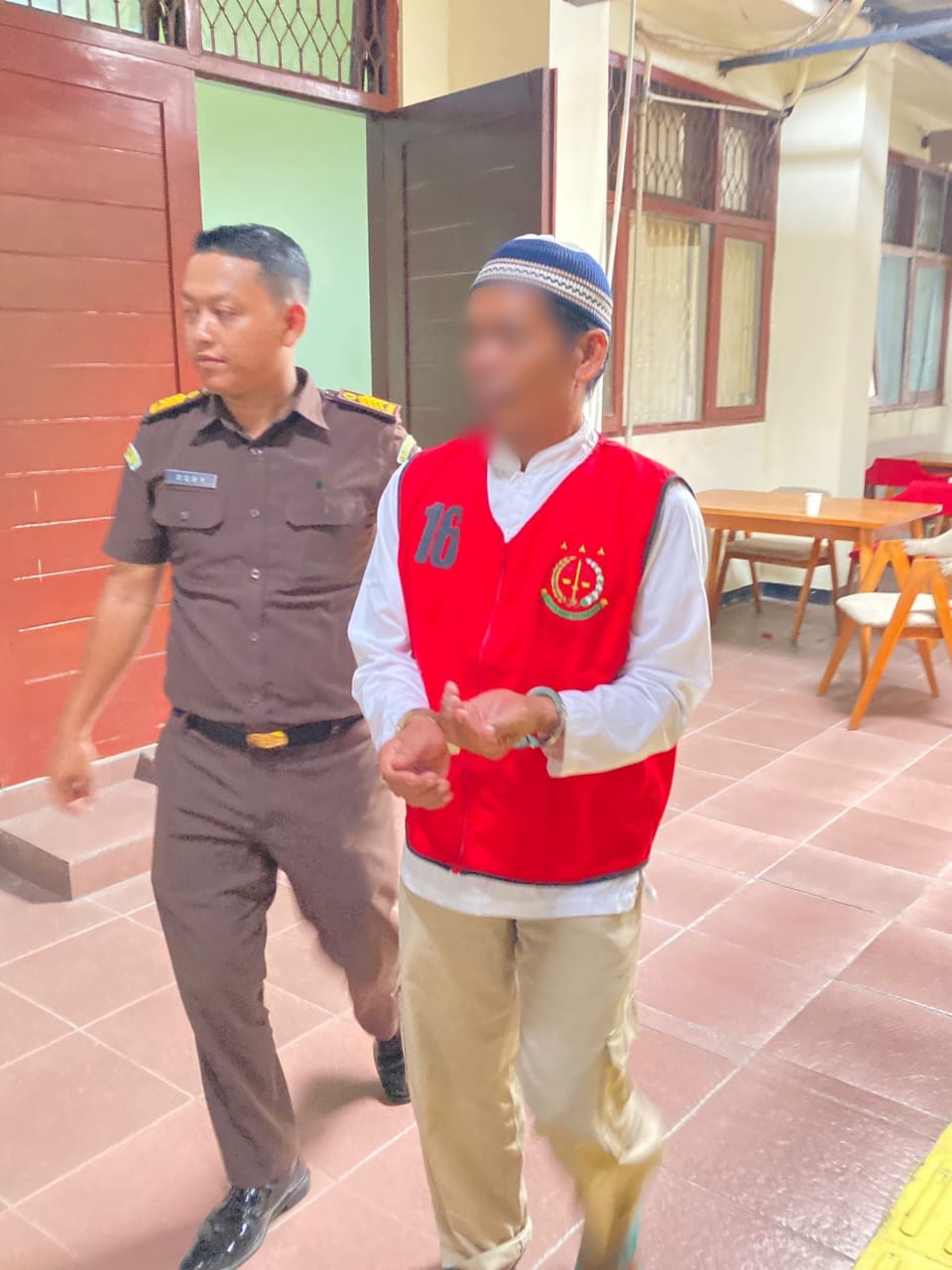 S, 58, ayah tiri bejat asal Kabuh Jombang usai menjalani sidang di PN Jombang (15/10)
