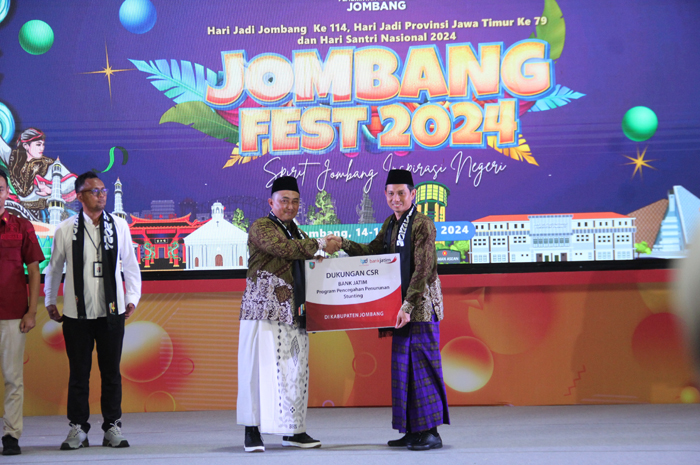 Pemimpin Cabang Bank Jatim Jombang, Hanif Julhamsyah, secara simbolis menyerahkan CSR kepada Pj Bupati Jombang Teguh Narutomo, di Alun-Alun Jombang, Senin (14/10).