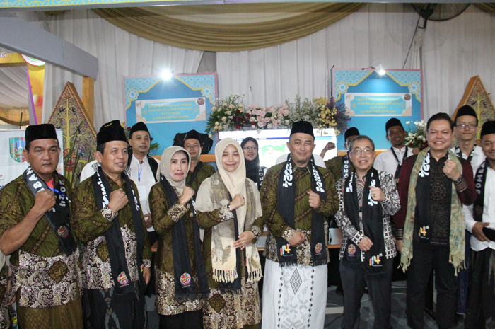 Pj Bupati Jombang Teguh Narutomo bersama Kepala DPMPTSP Jombang Wor Windari saat mengunjungi stand GPIJ DPMPTSP, Senin (14/10).