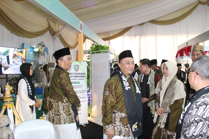 Pj Bupati Jombang saat meninjau booth DInas Perkim Jombang di Jombang Fest 2024