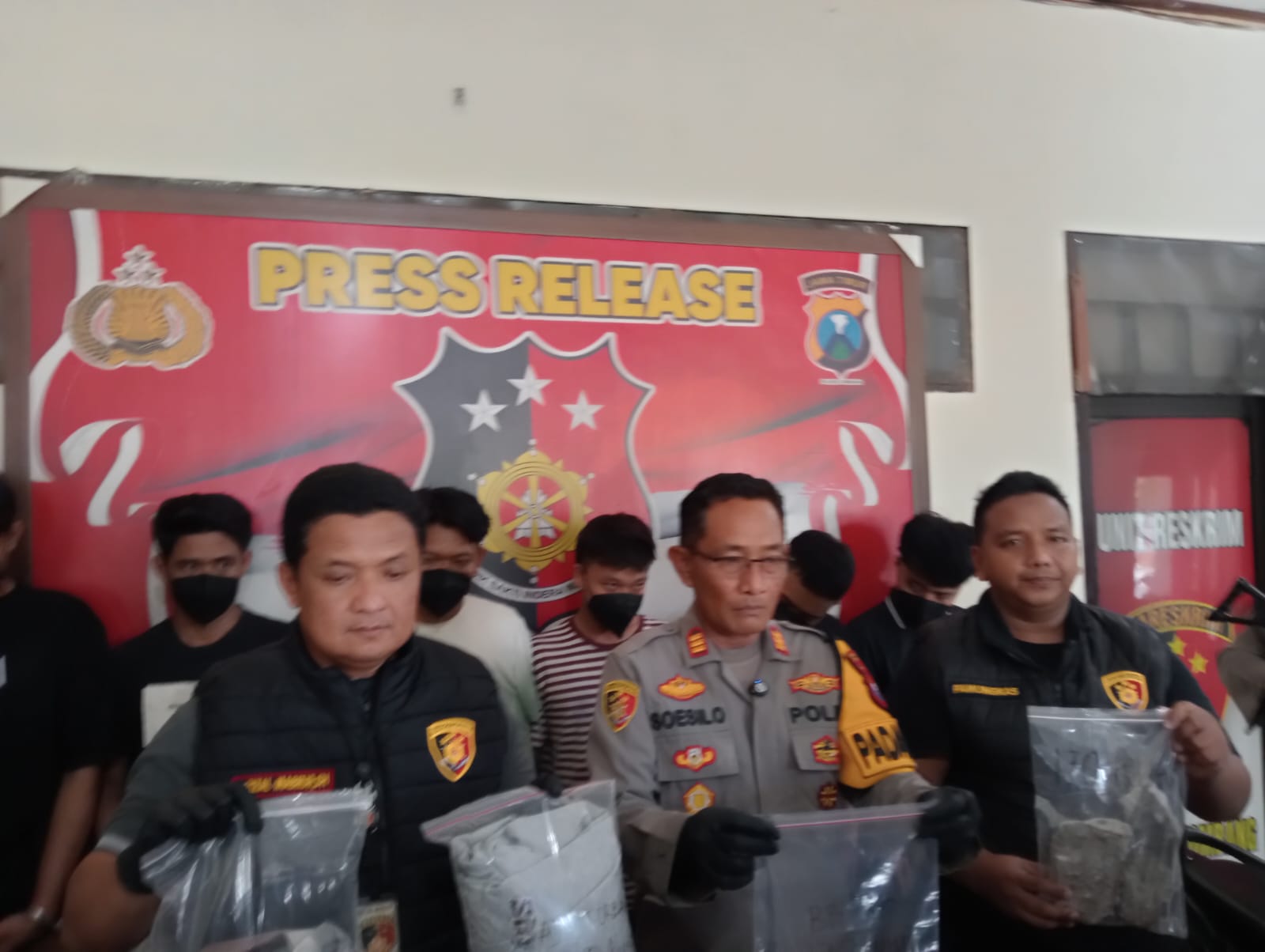 Polisi menunjukkan barangbukti dan pelaku pembacokan di Jombang
