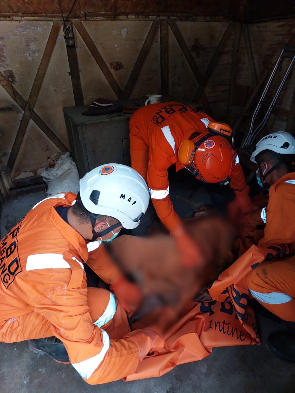 Petugas saat mengevakuasi jasad korban nenek tunawisma di Jombang