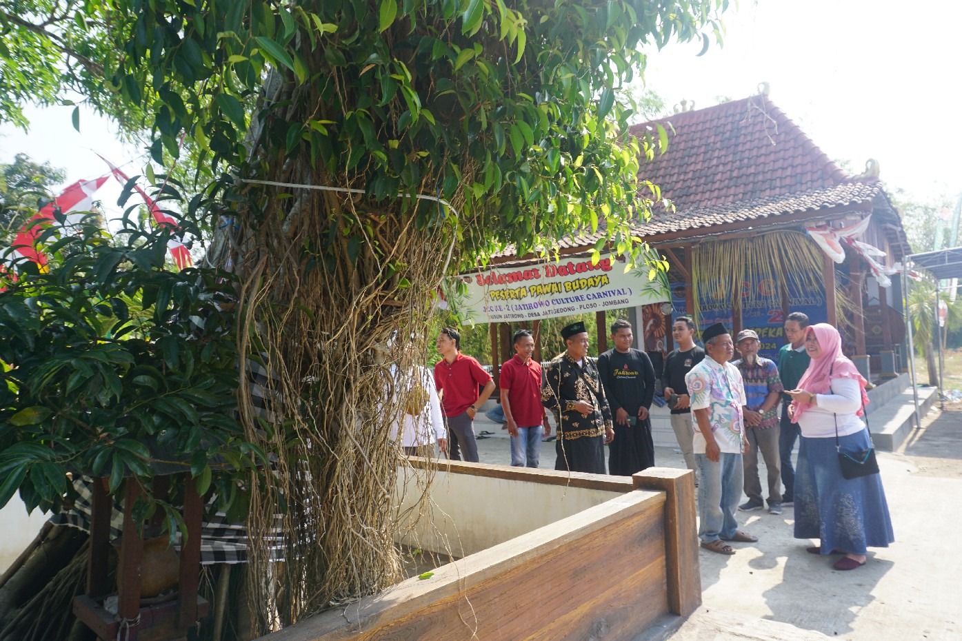 Kepala Desa Jatigedong Siti Junaidah berdiskusi bersama jajaran perangkat dan pokdarwis desa terkait pengembangan kawasan wisata religi Gerdu Mburi di Dusun Jatirowo.