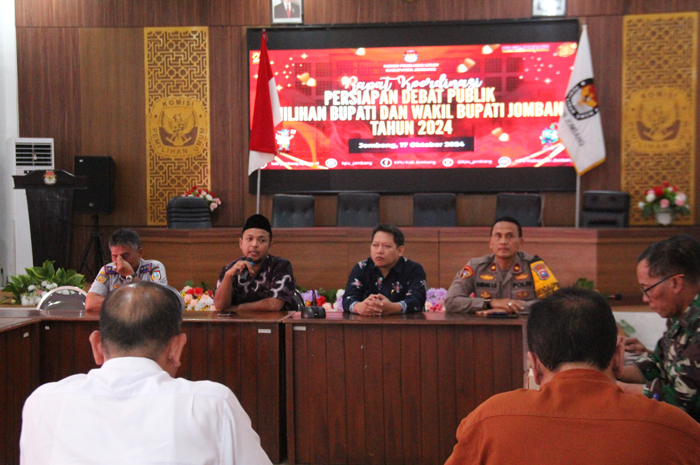 KPU Jombang mengundang stake holder terkait dalam rapat menjelang debat publik putaran pertama, kamis (17/10).