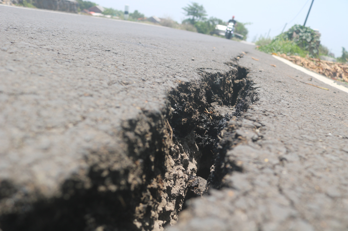 Kondisi Proyek Jalan milik Kementrian PUPR senilai 35 miliar di Jombang yang sudah retak meski belum genap setahun dibangun