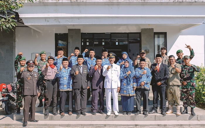 Camat Bandarkedungmulyo berfoto bersama staf dan pegawai dan Forkopimcam Bandarkedungmulyo