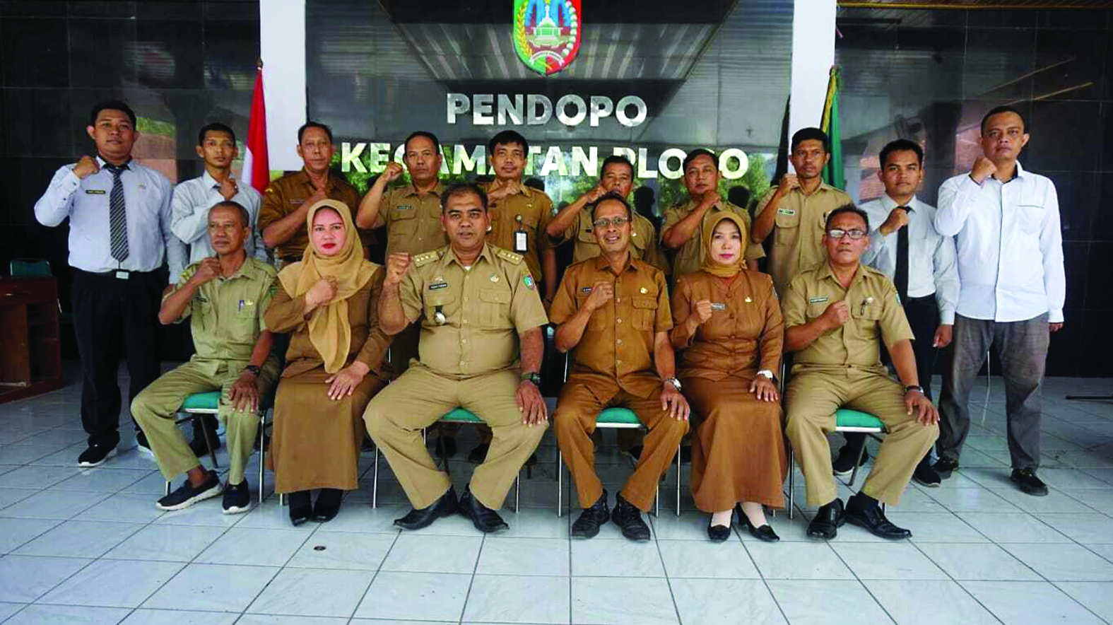Camat Ploso bersama seluruh staf Kecamatan Ploso Jombang