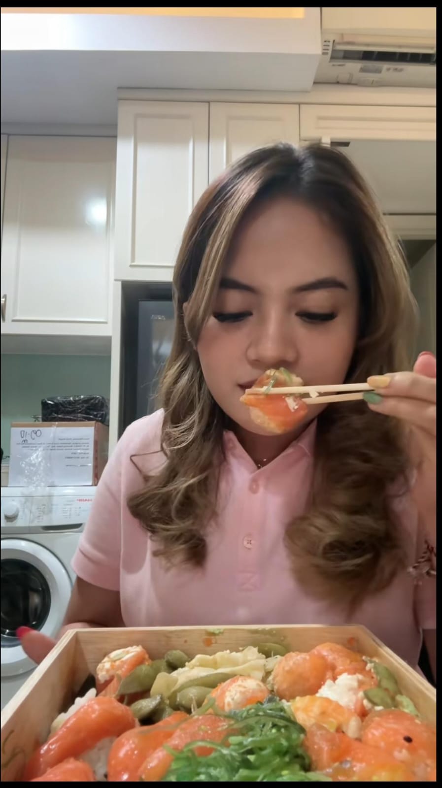 Influencer Tiktok Lily Kenzie yang jadi sorotan warganet karena nekat jastip sushimi dari Bali