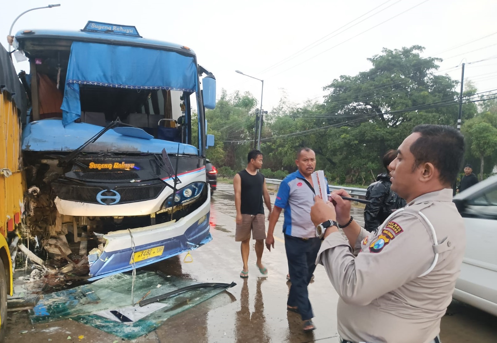 Kondisi bus Sugeng Rahayu yang terlibat kecelakaan di Jalur Arteri Nasional Jombang Minggu (20/10) sore