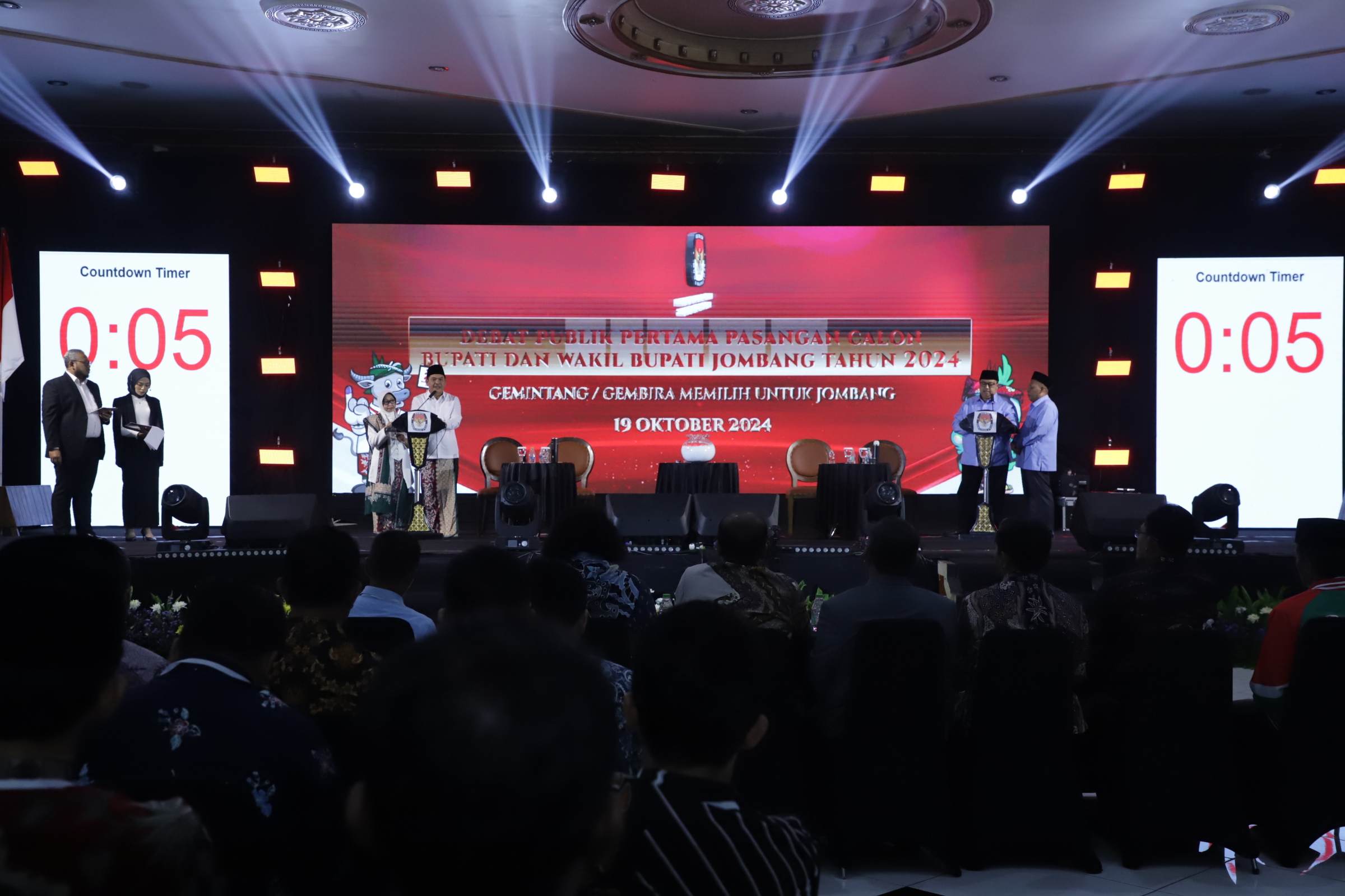 Debat publik pertama paslon Bupati dan Wakil Bupati Jombang 2024 di Hotel Yusro berjalan lancar, Sabtu (20/10) malam.
