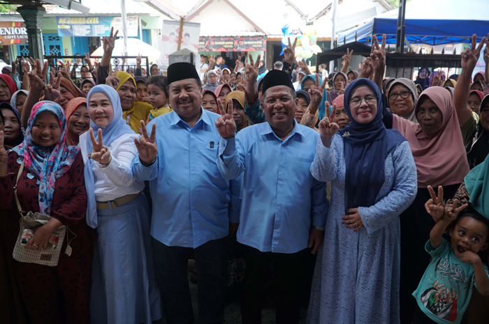 Warsubi-Salman bersama warga saat kegiatan pasar rakyat WarSa Diwek, Senin (30/09/2024)