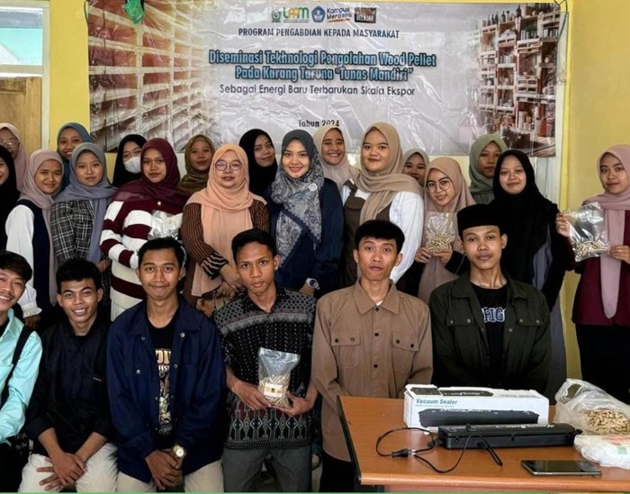 Dosen Unwaha Tambakberas Jombang bersama Karang Taruna di Desa Ngampel, Kecamatan Ngusikan, Selasa (1/10).