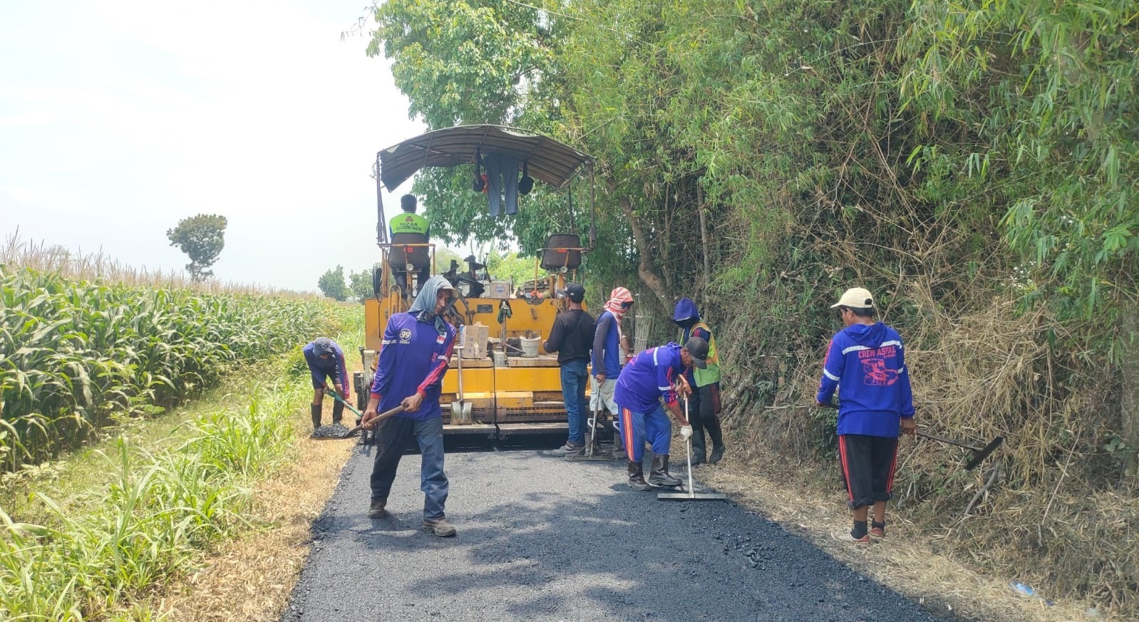 Petugas Dinas PUPR Jombang melakukan perbaikan jalan untuk menjaga kemantapan jalan