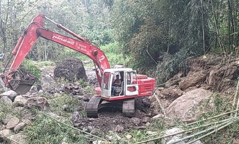 Upaya perbaikan alur sungai yang dilakukan Dinas PUPR di Desa Jarak, Wonosalam Jombang