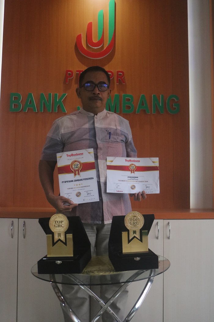 Piala dan Poiagam penghargaan yang diraih Bank Jombang dalam GRC Awards 2024