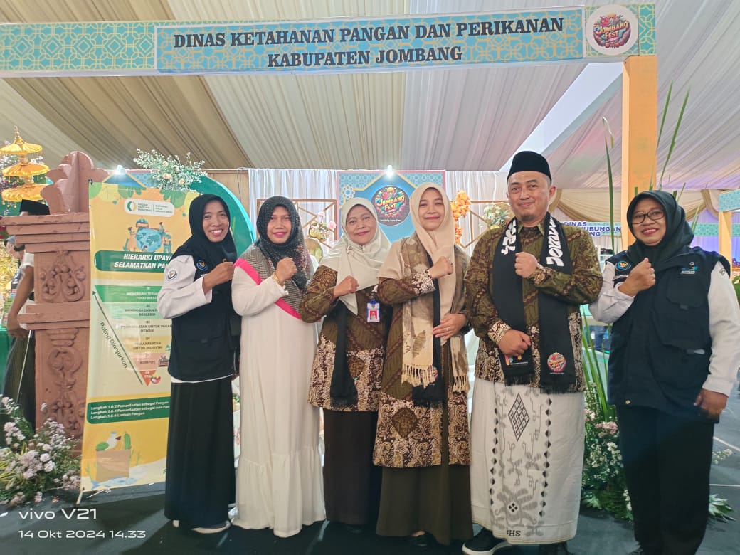 Pj Bupati Jombang Teguh Narutomo saat mengunjungi booth milik Dinas Ketaprik di Jombang Fest 2024