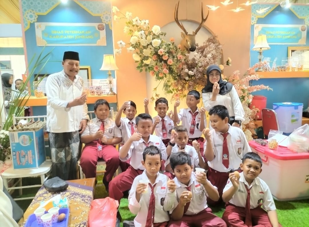 Dinas Peternakan Jombang membagikan susu untuk siswa yang datang ke stand miliknya di GPIJ Jombang Fest 2024