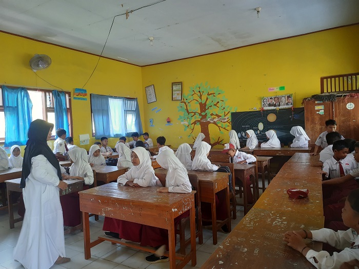 DIKEBUT: Proses pengerjaan rehab ruang kelas di SDN Mayangan Kecamatan Jogoroto, Jombang, Senin (21/10).