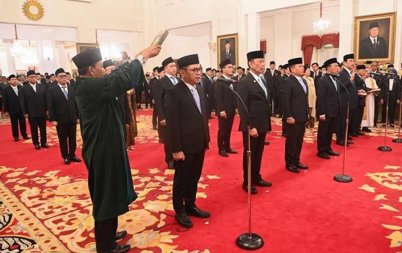 Suasana pengambilan sumpah jabatan dalam pelantikan Ketua Mahkamah Agung (MA) serta Kepala Badan, Gubernur Lemhanas, Utusan Khusus Presiden, Penasihat Khusus Presiden, dan Staf Khusus Presiden (22/10)