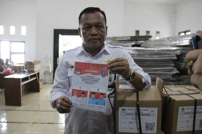 BARU TIBA: Kasubag Keuangan, Umum dan Logistik KPU Jombang, Heri Subagyo menunjukkan surat suara yang baru tiba di KPU Jombang, Senin (21/10) pagi.