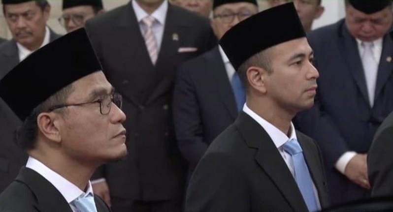 Gus Miftah dan Raffi Ahmad saat dilantik menjadi utusan khusus presiden oleh Prabowo (22/10)