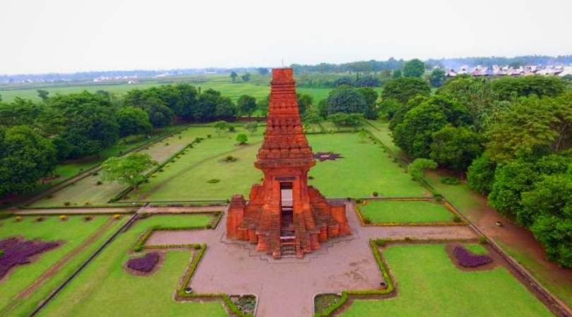 Ilustrasi wisata sejarah di Mojokerto