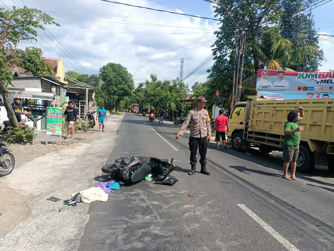 Petugas melakukan olah kejadian perkara di kecelakaan maut di Ngoro Jombang