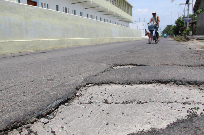 Kondisi jalan kabupaten di Desa Pundong, Diwek, Jombang yang kembali rusak meski baru ditambal