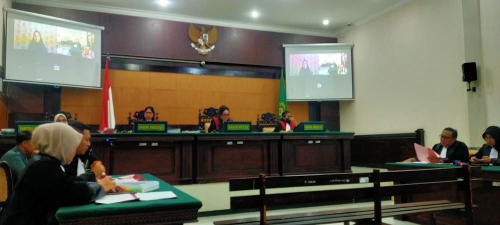 Suasana sidang perdana Polwan Bakar Suami di Mojokerto